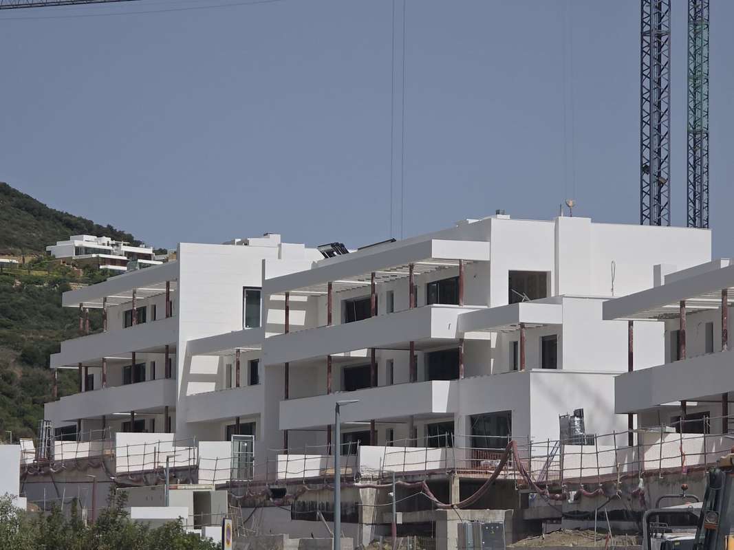 New Build Apartments in Casares Costa: Exclusive Homes Near Finca Cortesin Golf