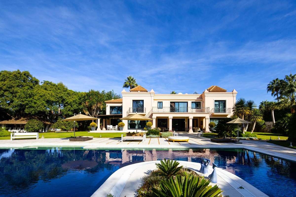 Detached Villa of 8 bedrooms