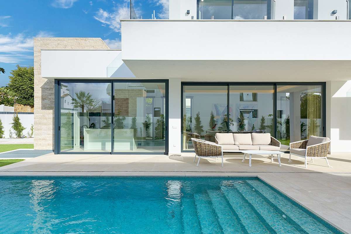 Villa con grandes ventanales en Estepona