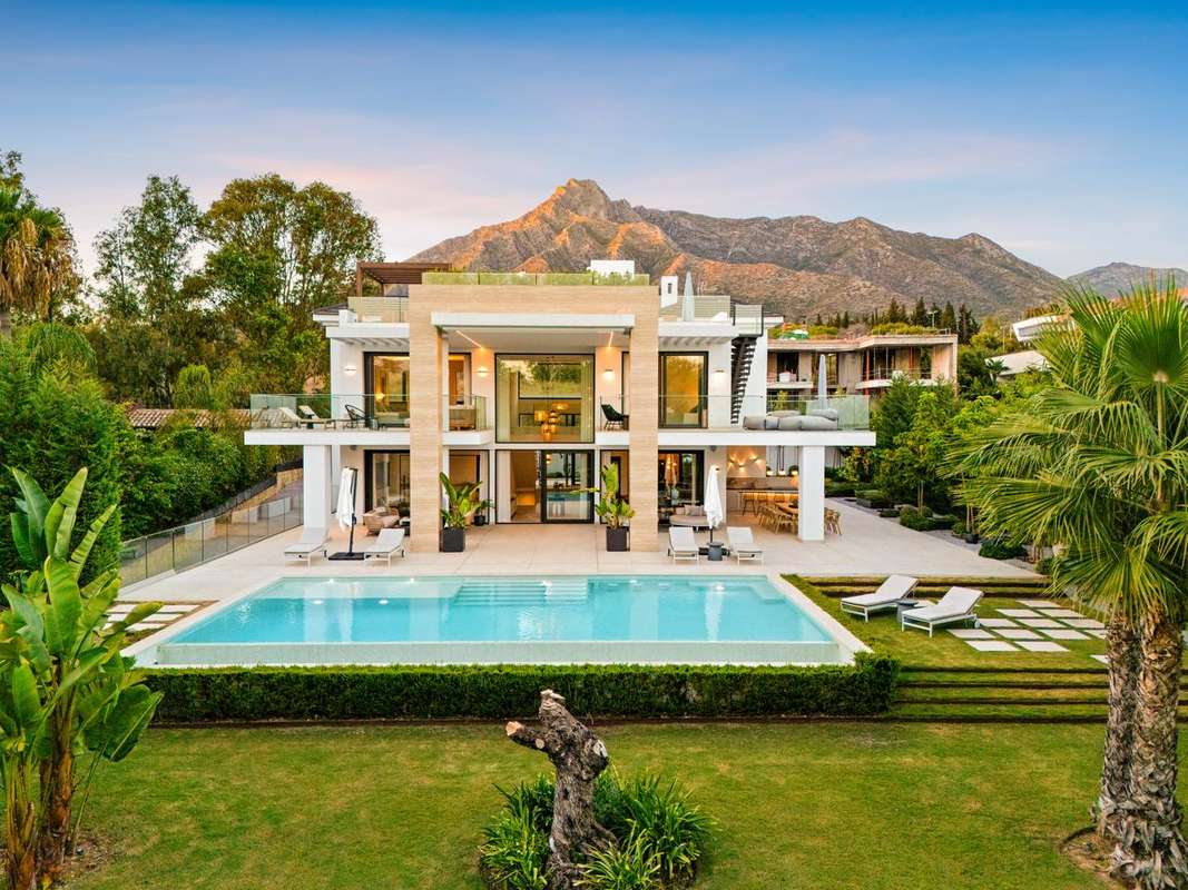 Detached Villa of 6 bedrooms