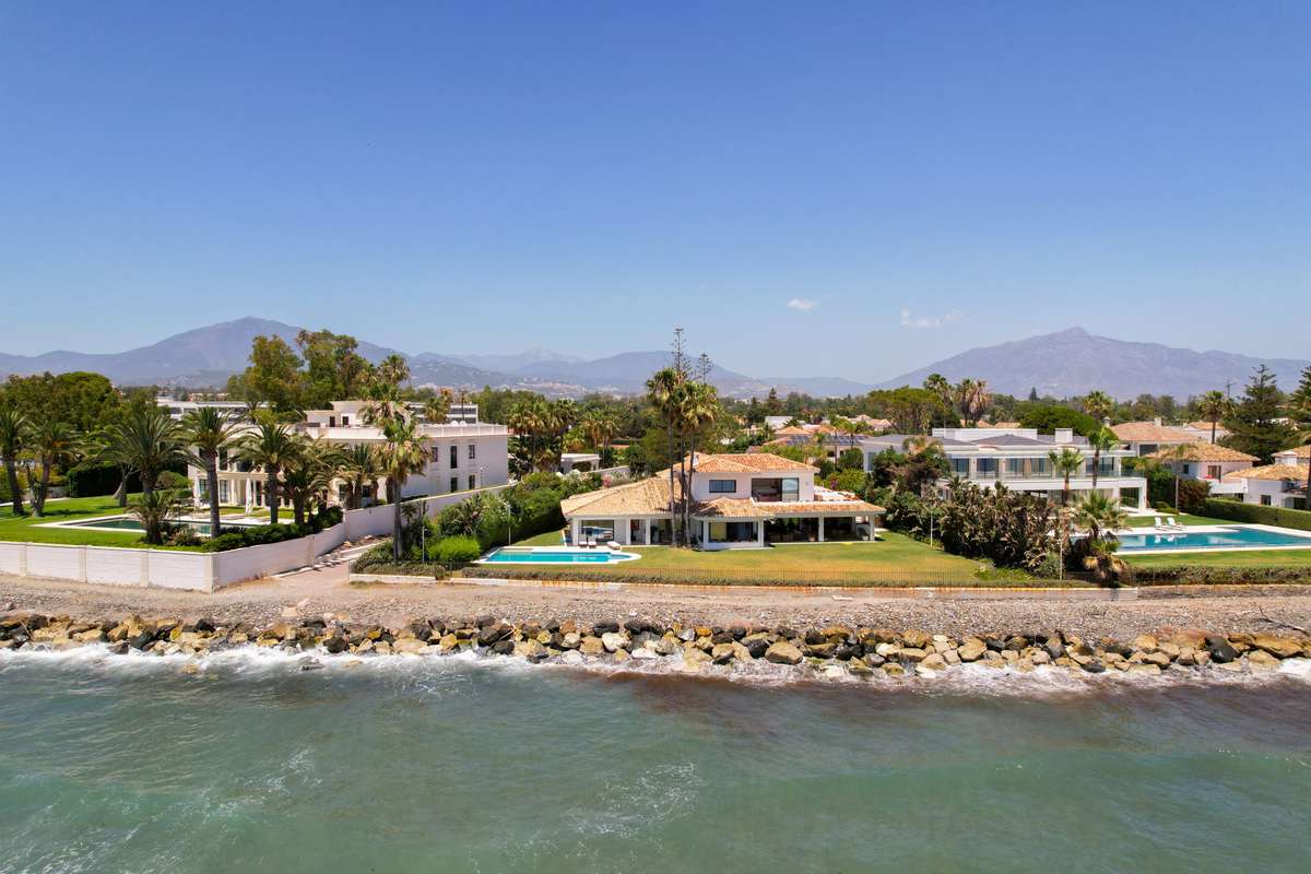 Villa en primera línea de playa en Estepona