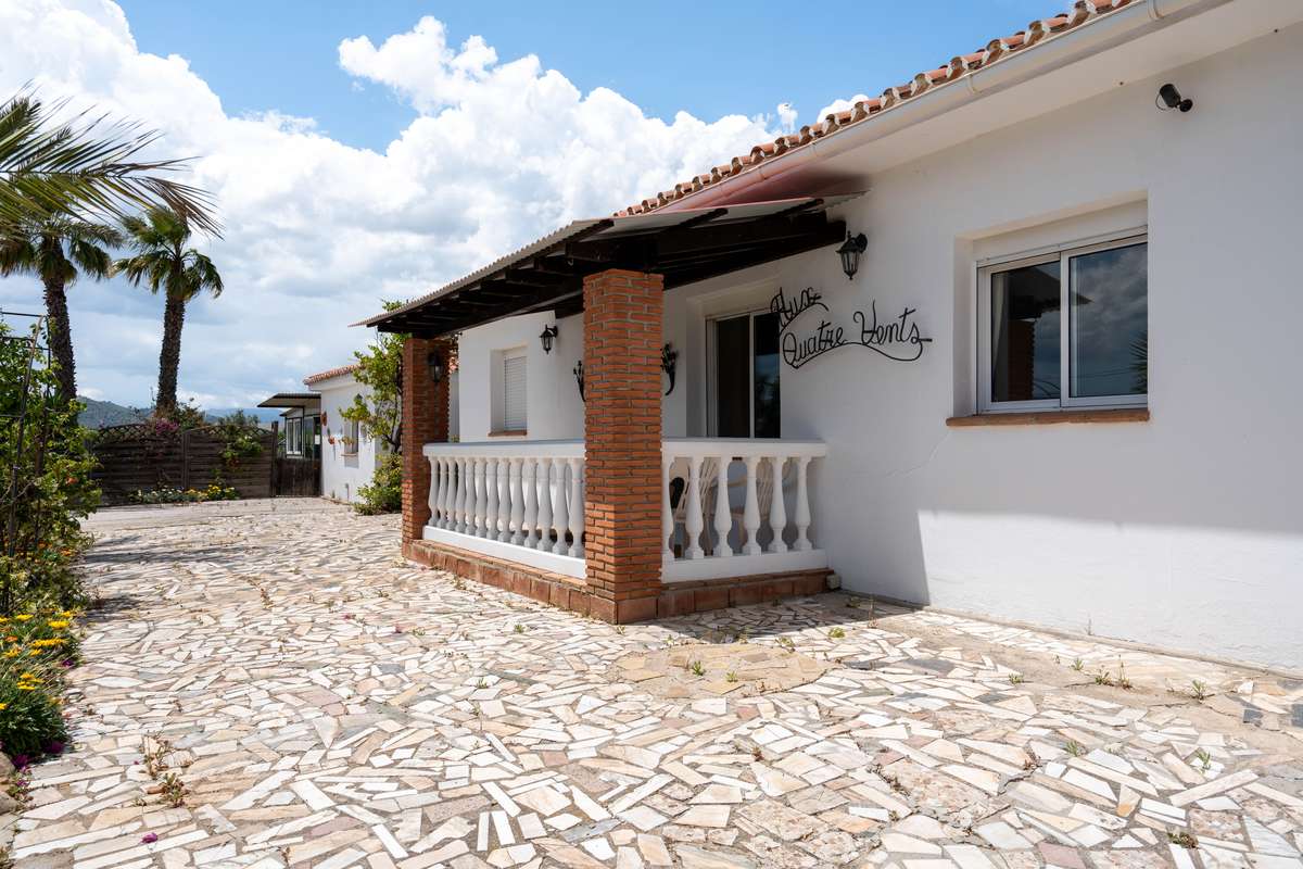 Property with pool in Pizarra