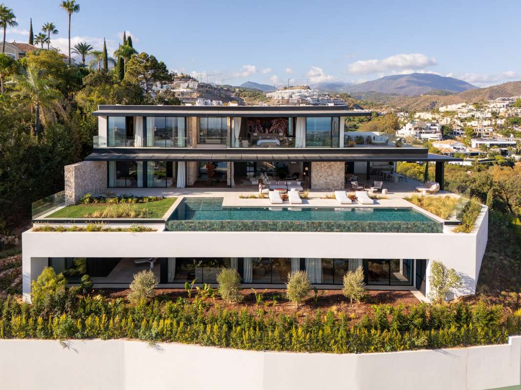 Detached Villa of 8 bedrooms