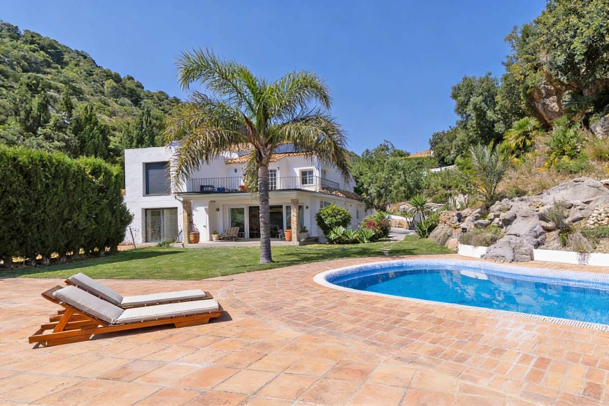 Semi-Detached Villa of 5 bedrooms