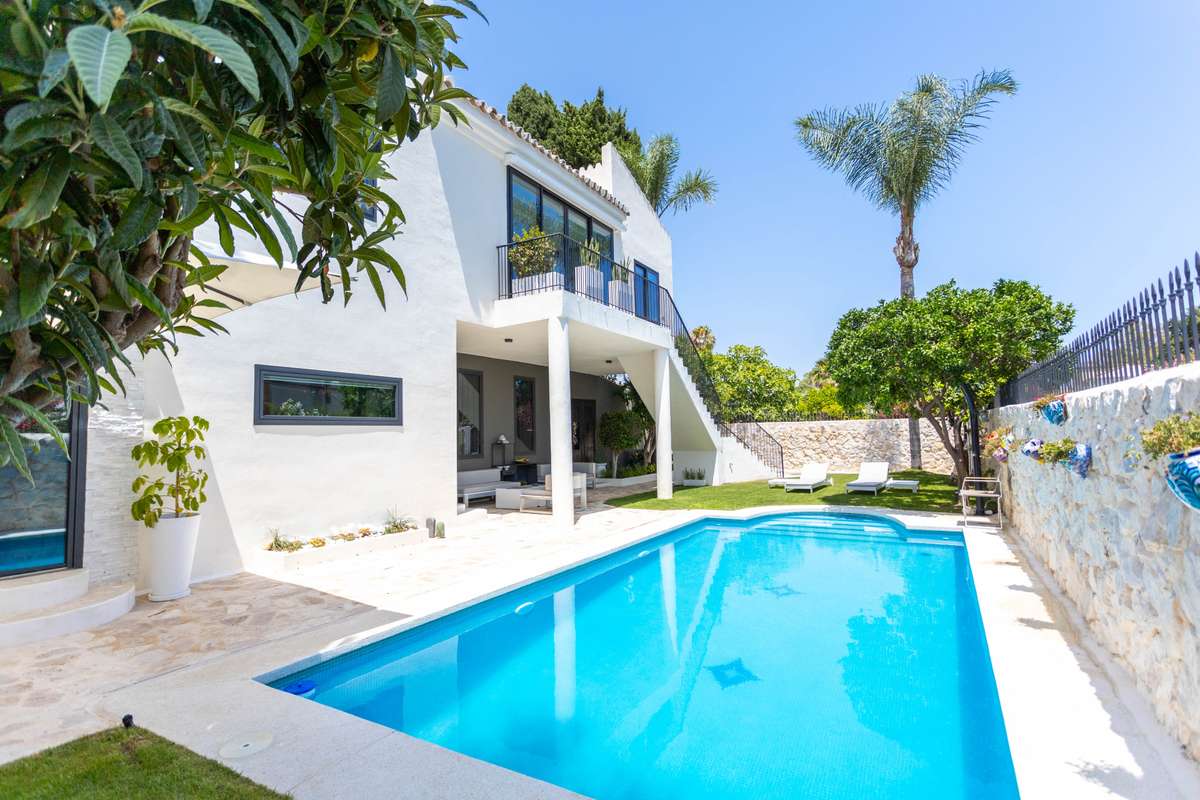 Villa en primera línea de playa en Estepona