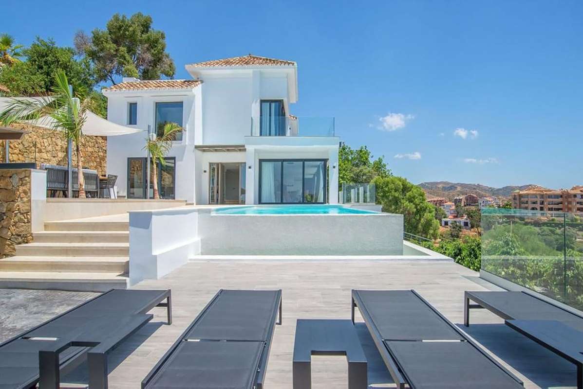 Detached Villa of 7 bedrooms