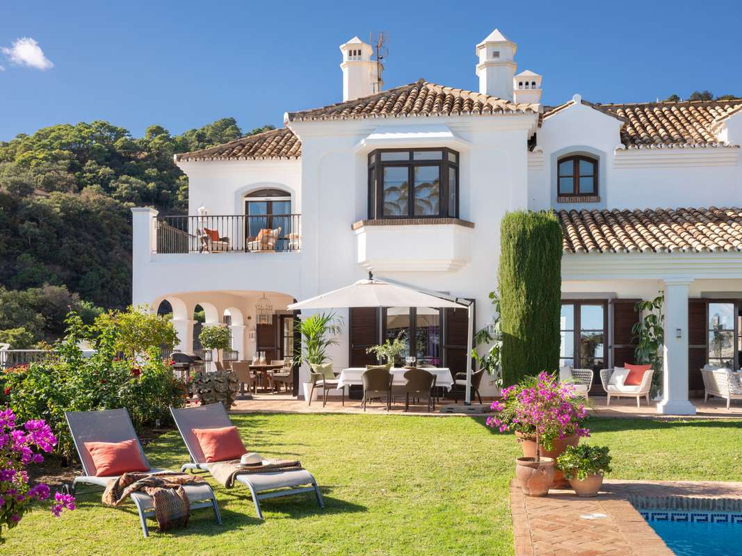 Detached Villa of 8 bedrooms