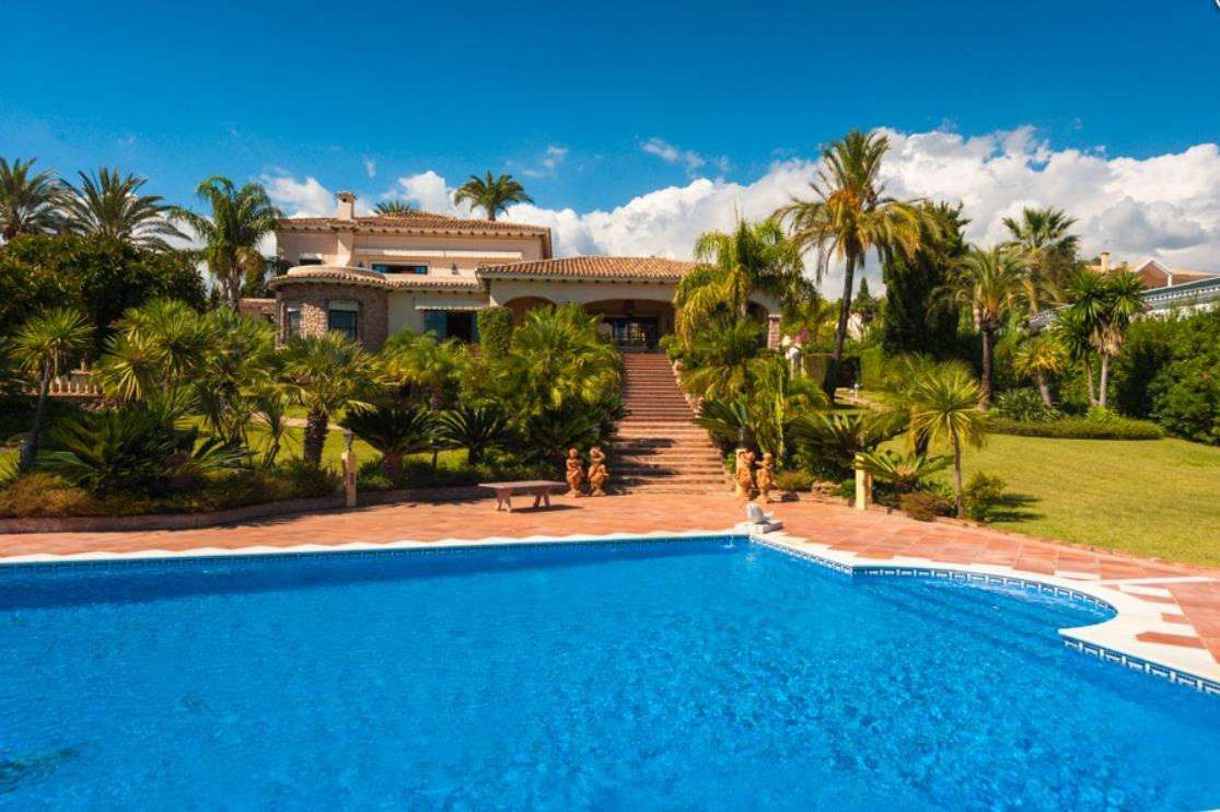 Mansion of 9 bedrooms in Estepona