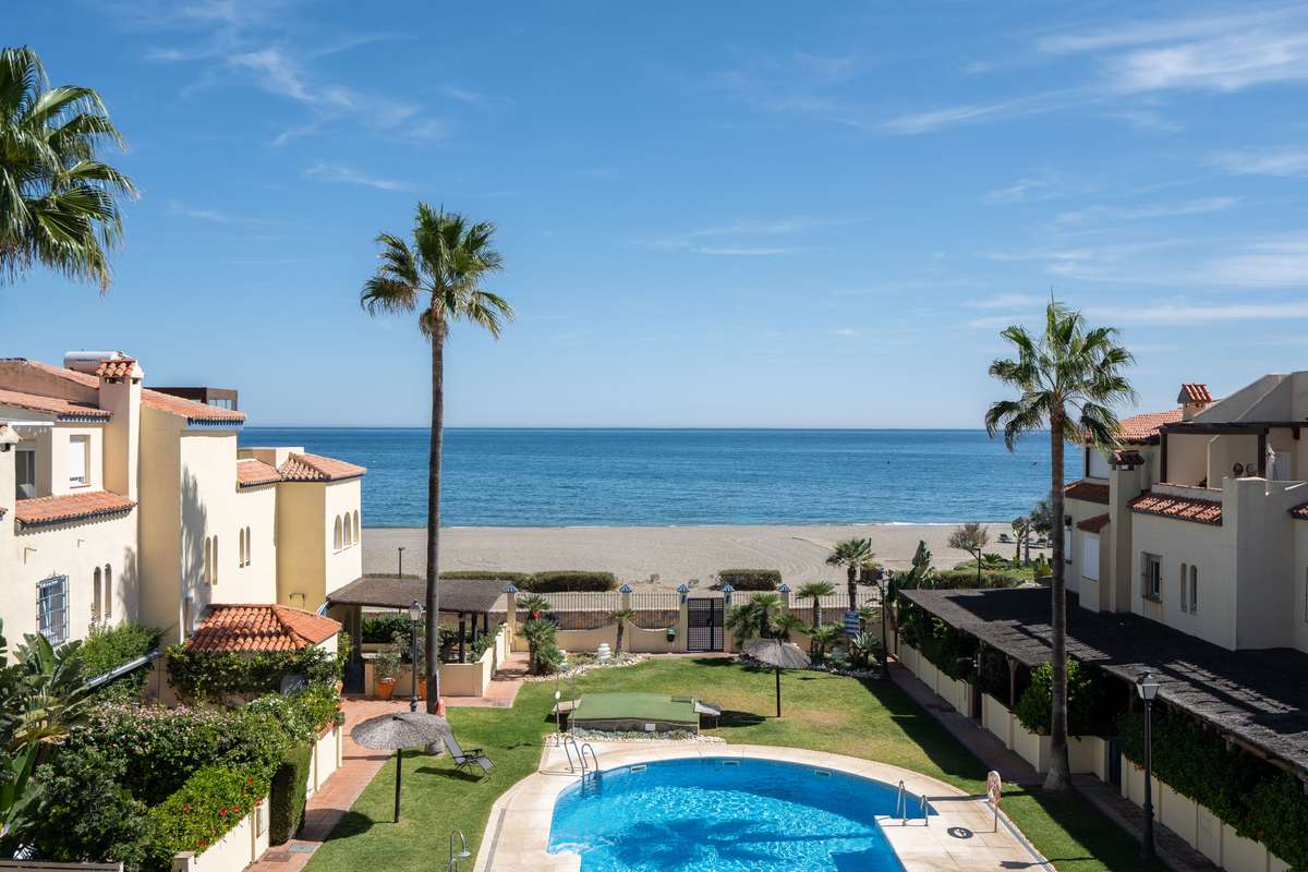 Chalet adosado en primera línea de playa en Casares