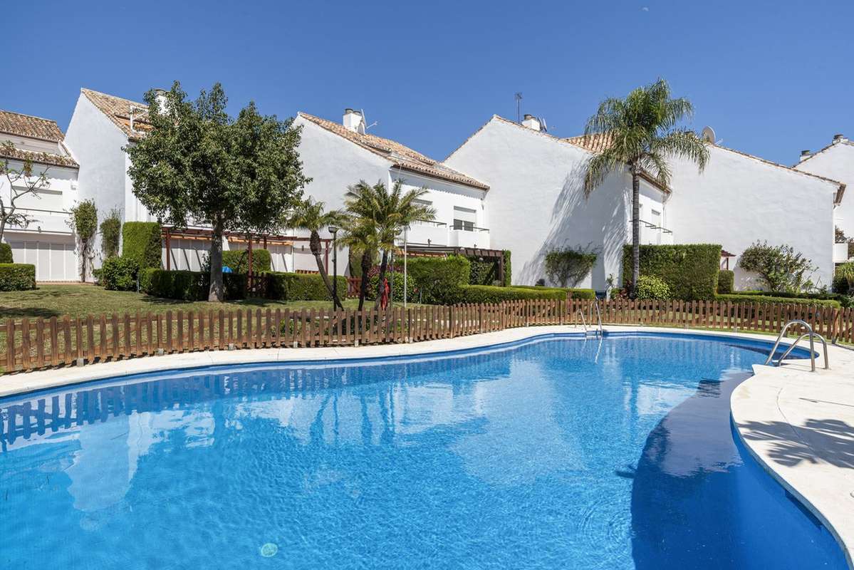 Townhouse with sea view in Estepona