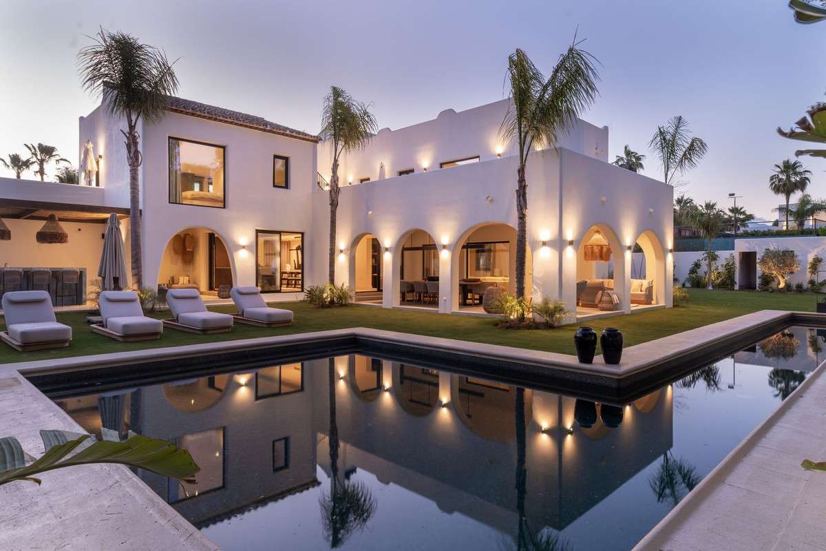 Villa with pool in Estepona