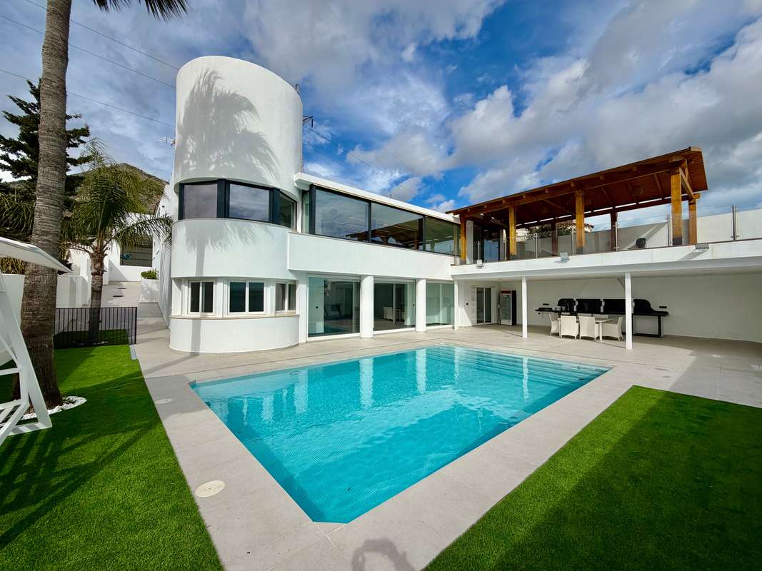 Villa with bright interior in Benalmádena