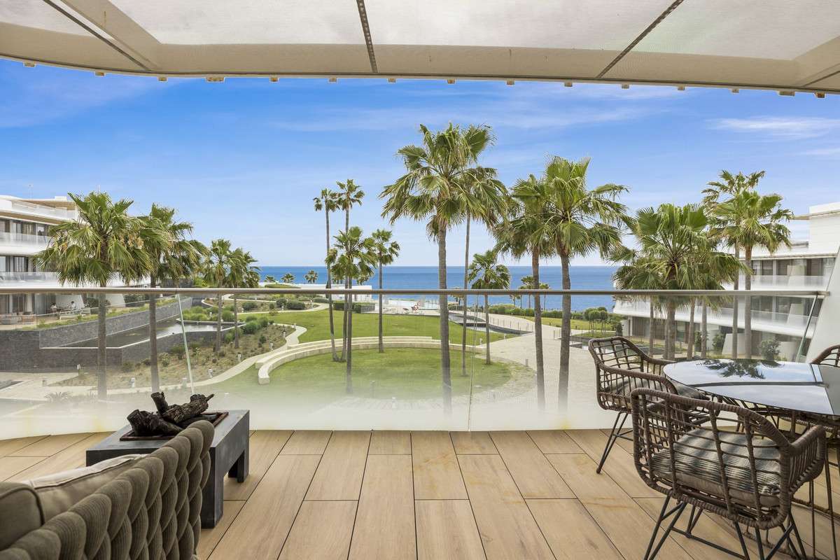 Beachfront apartment in Estepona