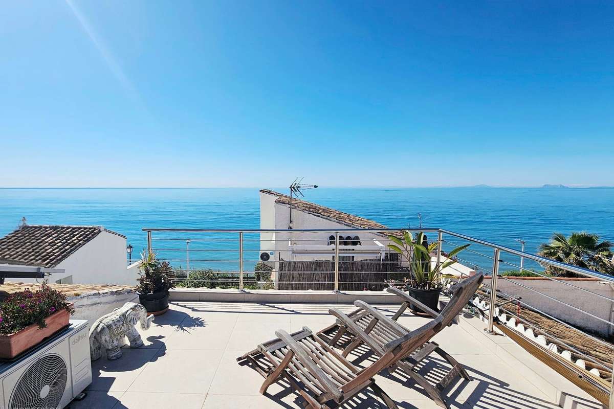 Beachfront townhouse in Estepona