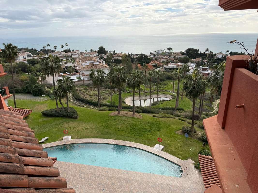 Penthouse with sea view in Benalmádena