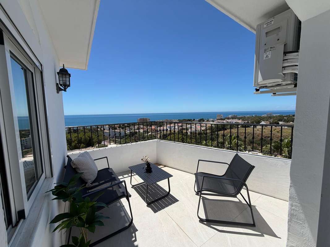 Apartment with sea views in Mijas