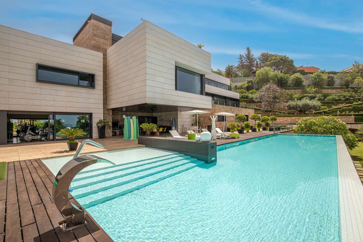 Detached Villa of 8 bedrooms