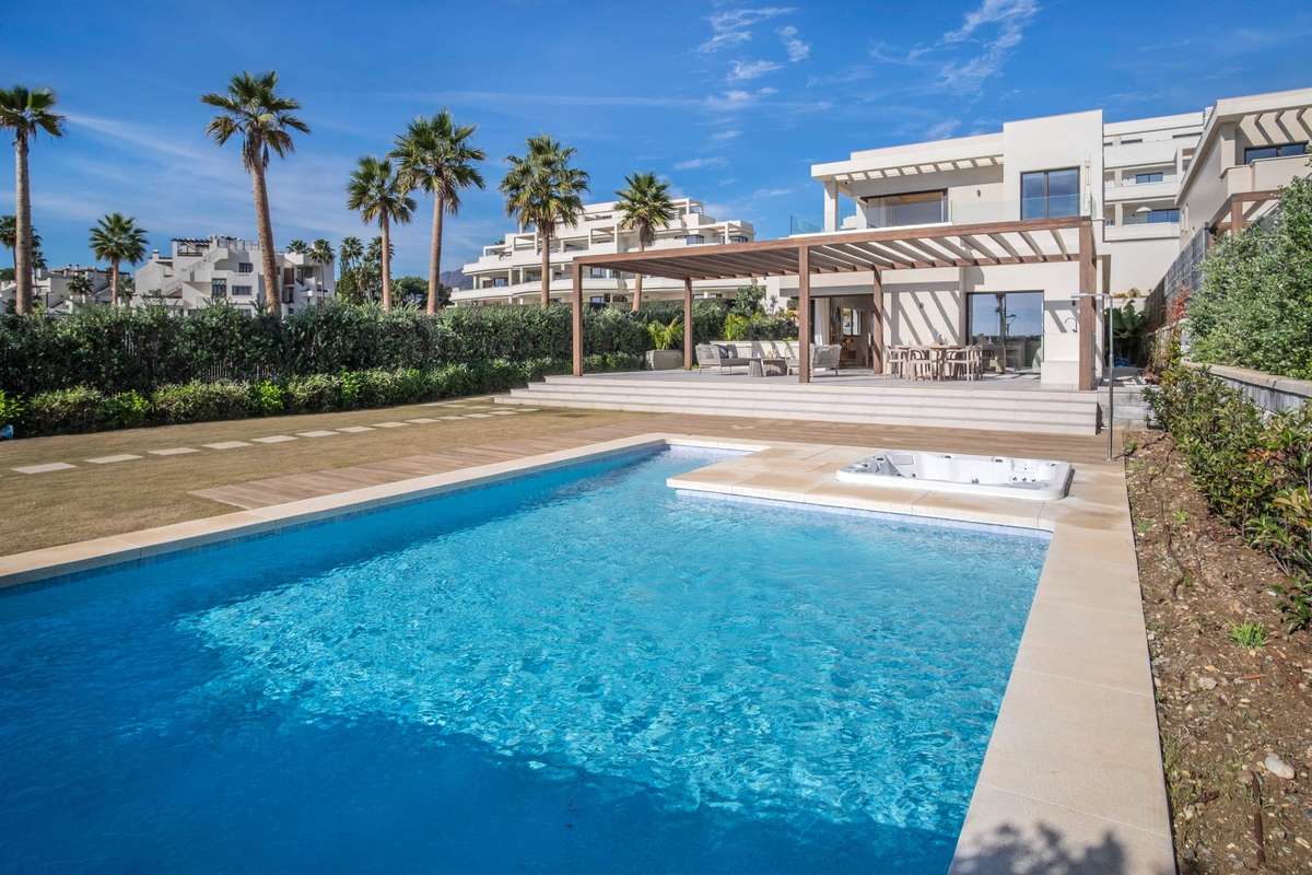 Turnkey Villa Frontline beach  in a prime Estepona location.