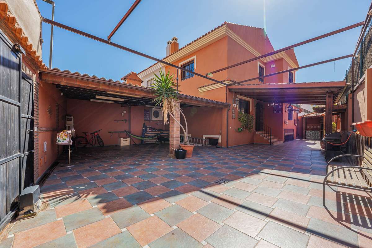 Semi-Detached Villa of 6 bedrooms