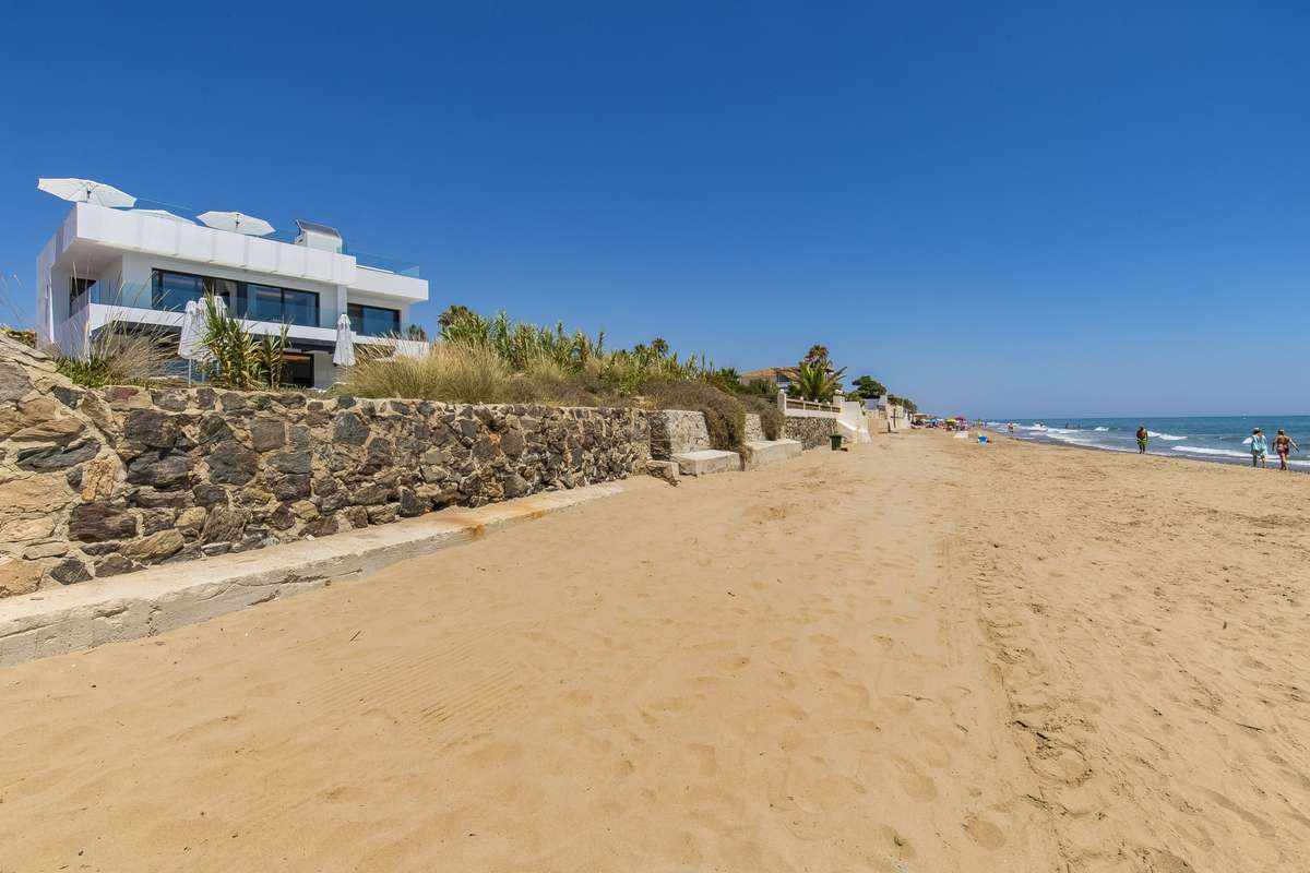 Beachfront villa in Marbella