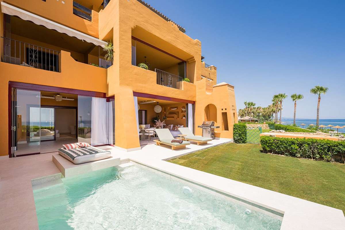 Apartamento en primera línea de playa en Estepona