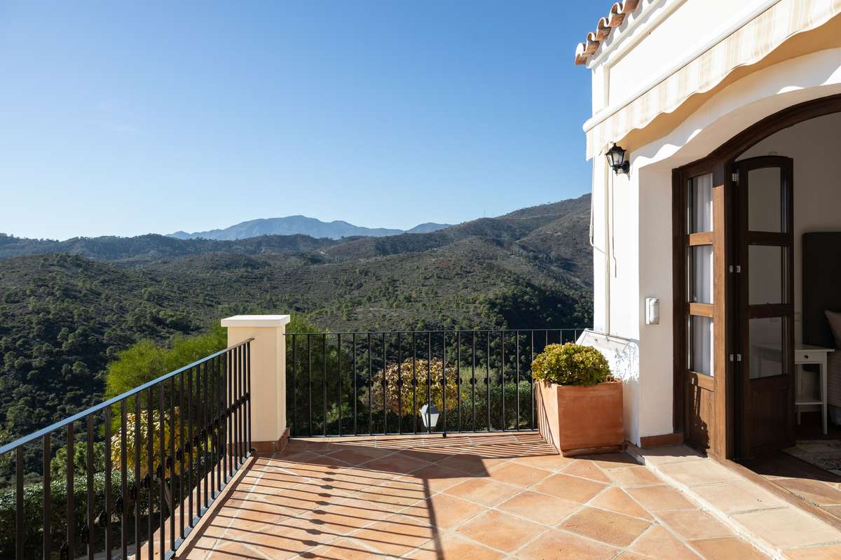 Casa adosada con vistas al mar en Benahavís