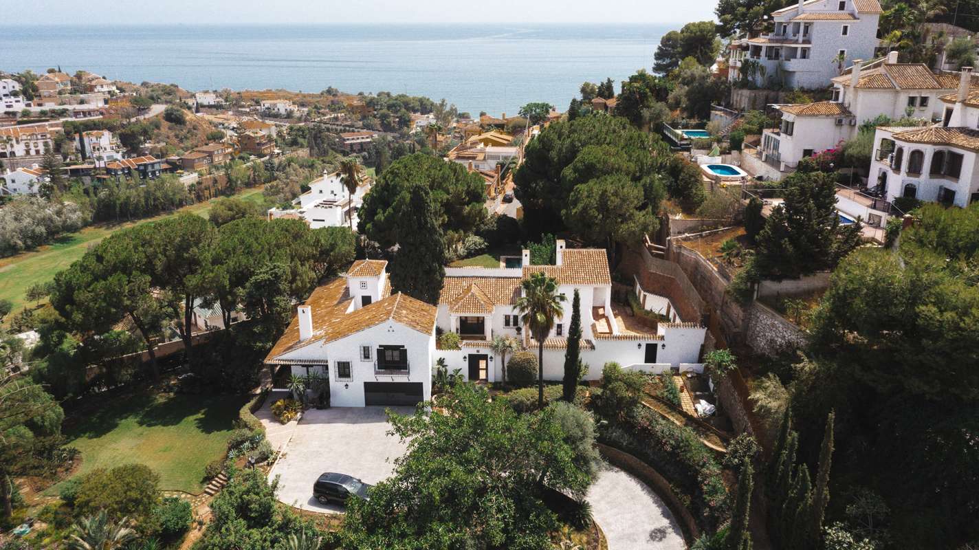 Detached Villa of 6 bedrooms