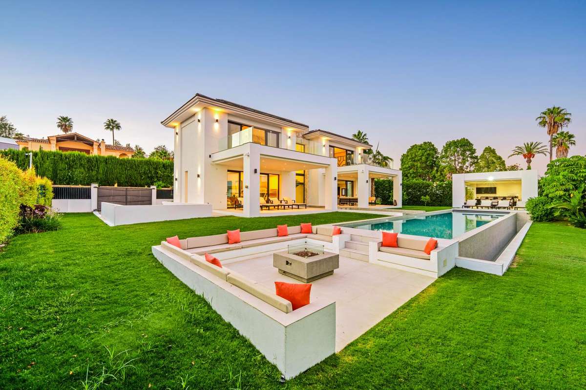 Detached Villa of 6 bedrooms