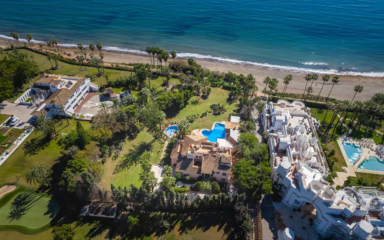 Beachfront villa in Estepona