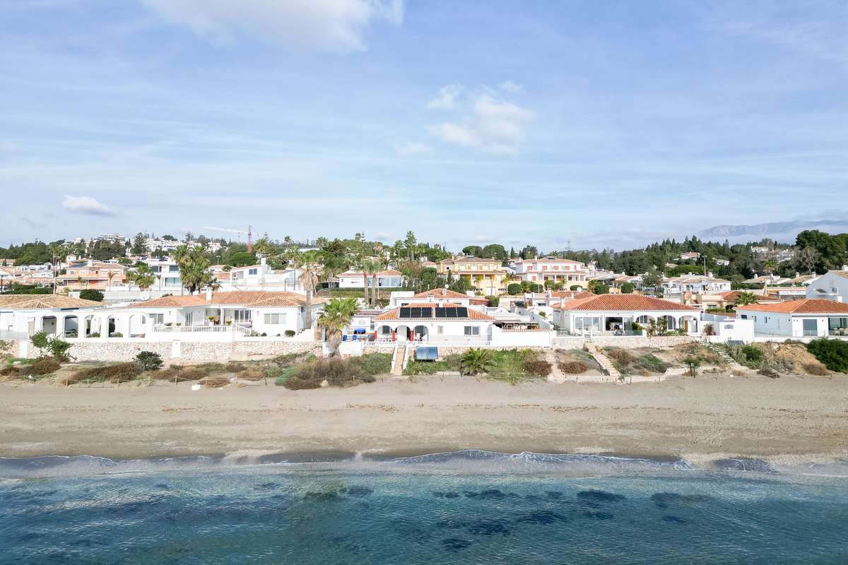 Villa en primera línea de playa en Mijas