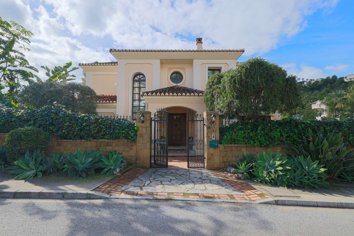 Villa of 6 bedrooms in Benahavis