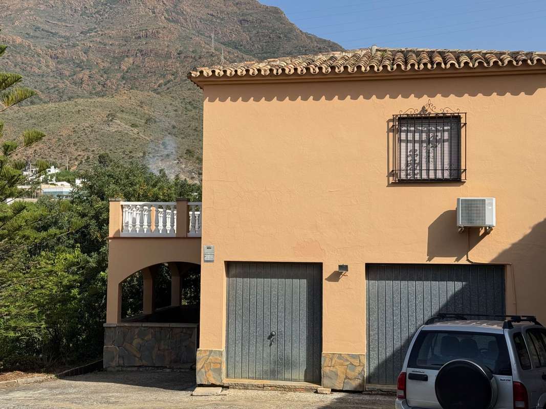 Finca situated 10 minutes drive from Estepona, private pool and large plot of land.