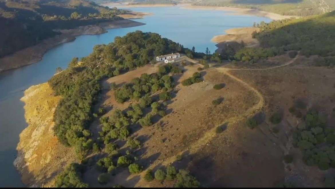 Property with lake access in Castellar de la Frontera