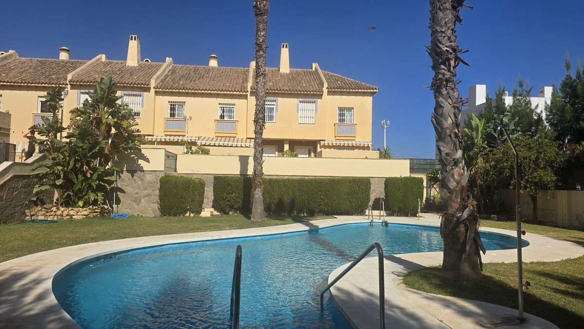 Townhouse with sea view in Mijas