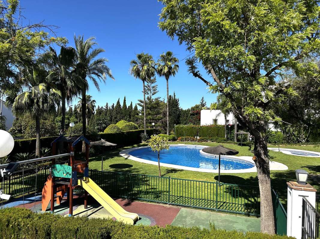 Casa adosada con una casa espaciosa en Marbella