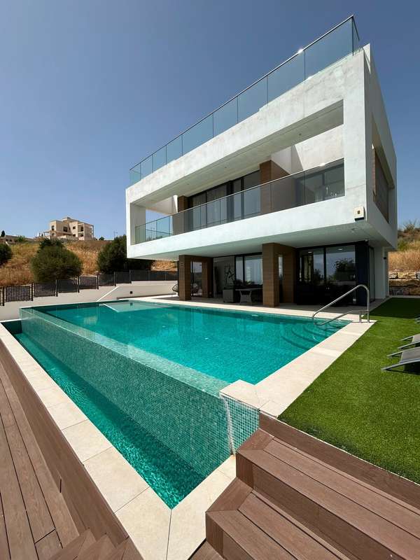 Fully Furnished Luxury Detached Villa in Valle Romano Golf, Estepona, with Sea and Mountain Views