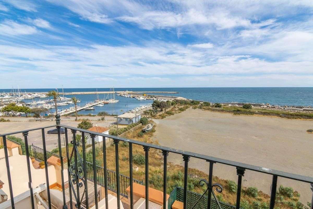 Frontline beach townhouse in Estepona