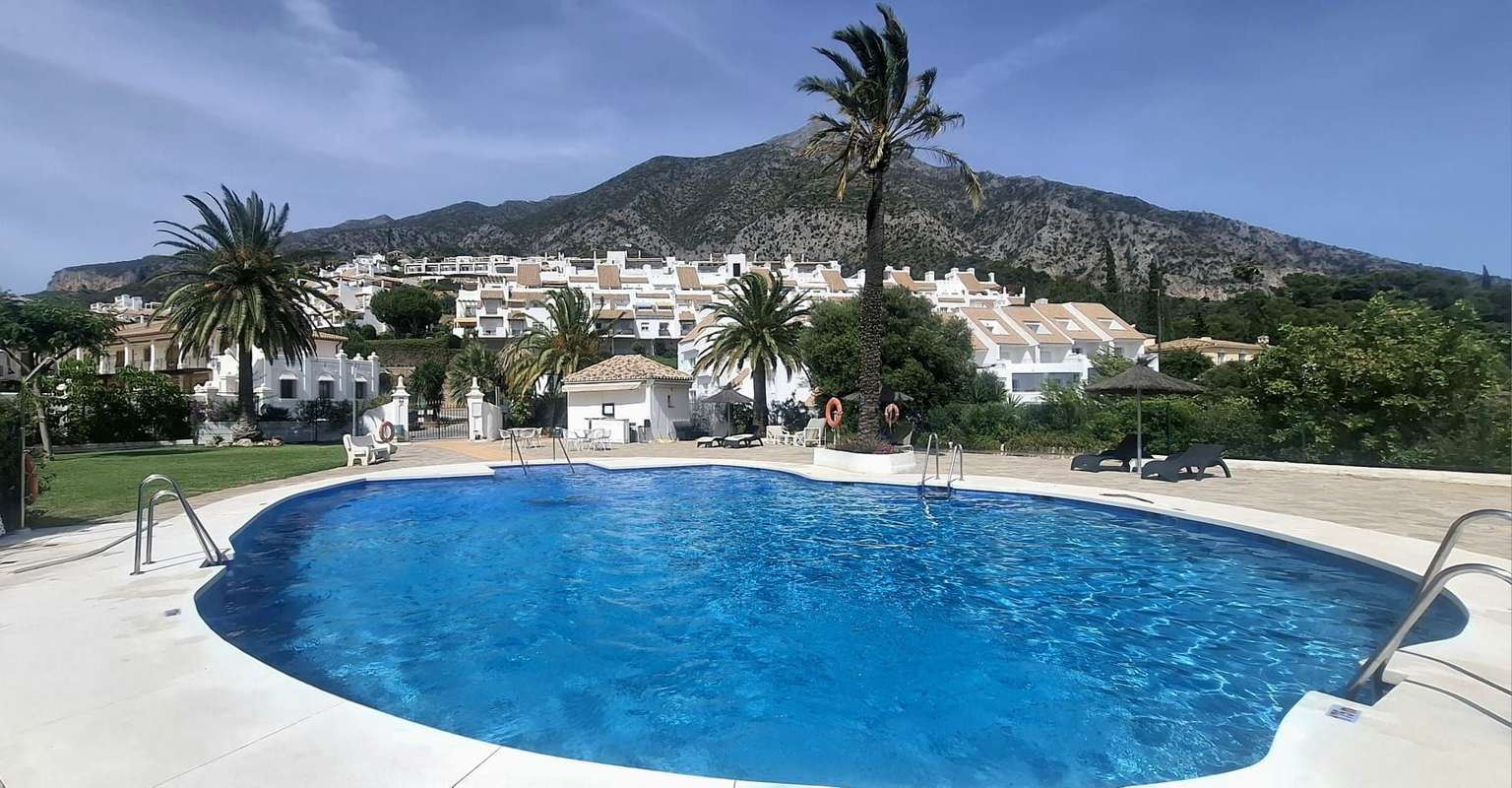 Apartamento con terraza en Istán