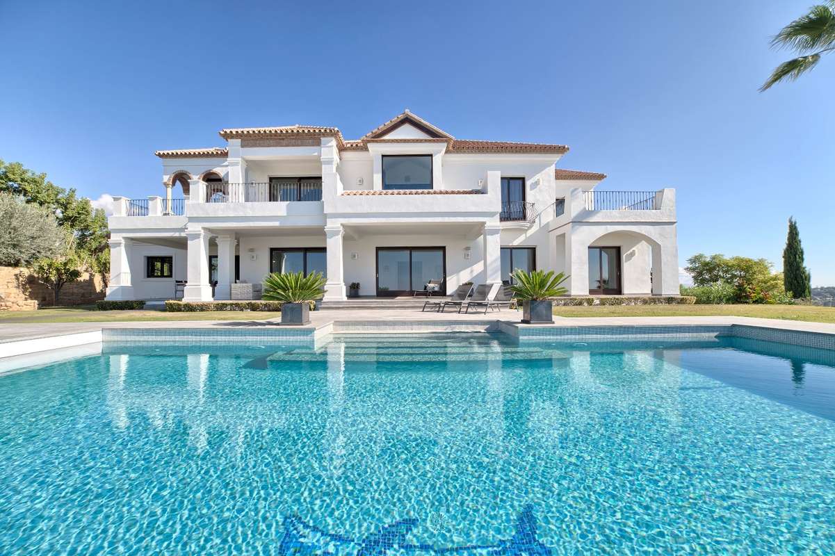 Top quality villa at private urbanisation Los Flamingos Golf Resort