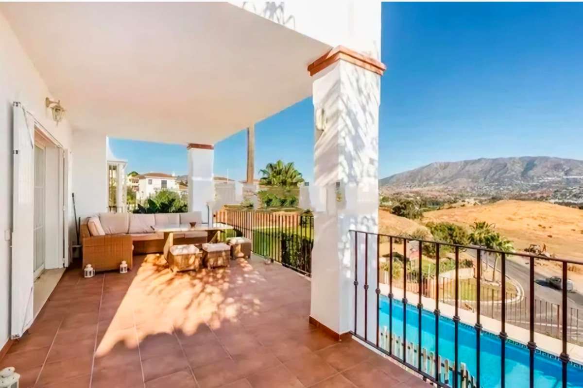 Townhouse with mountain views in Mijas