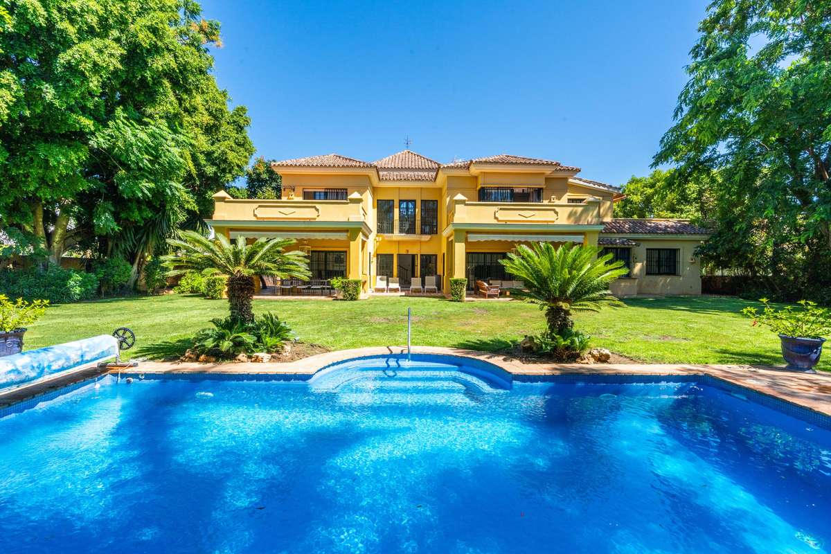 Detached Villa of 6 bedrooms