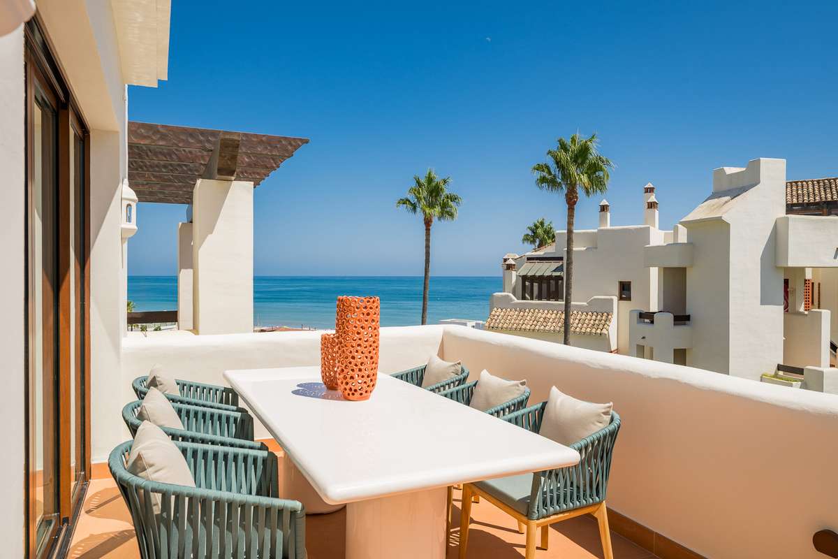 Ático en primera línea de playa en Estepona