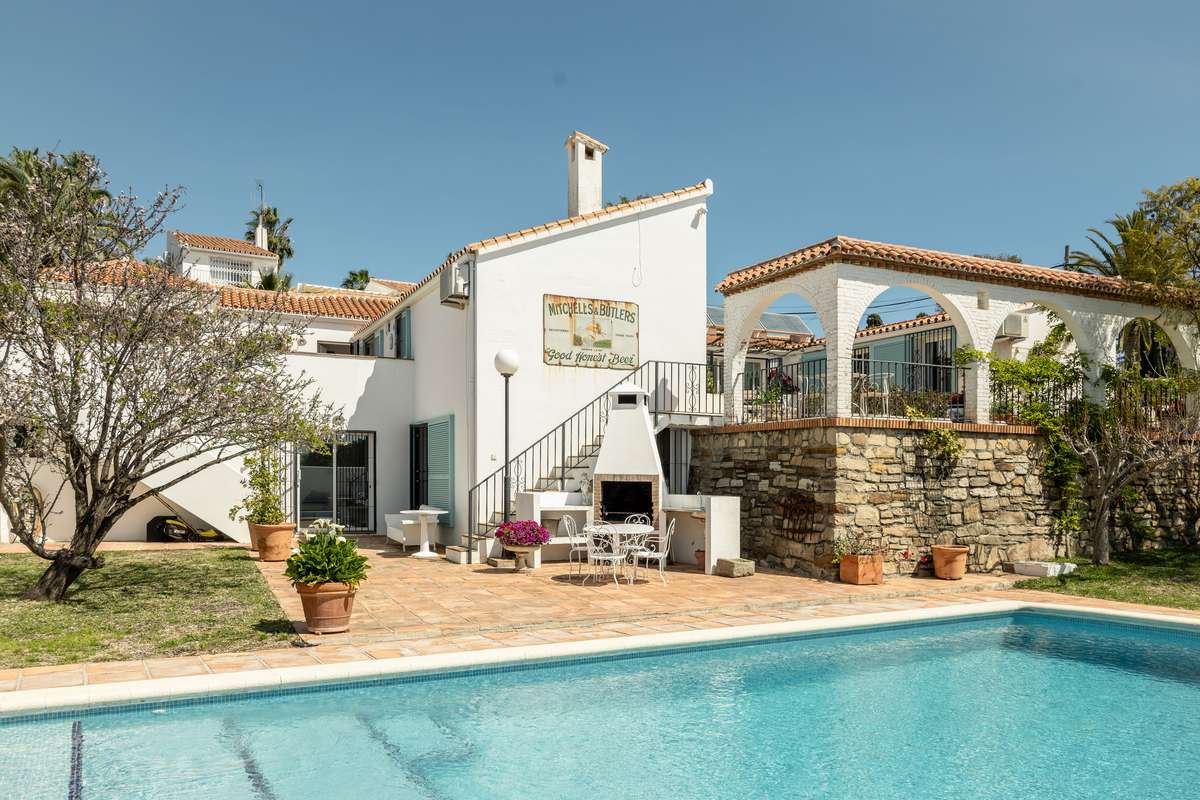 Villa with sea view in Estepona