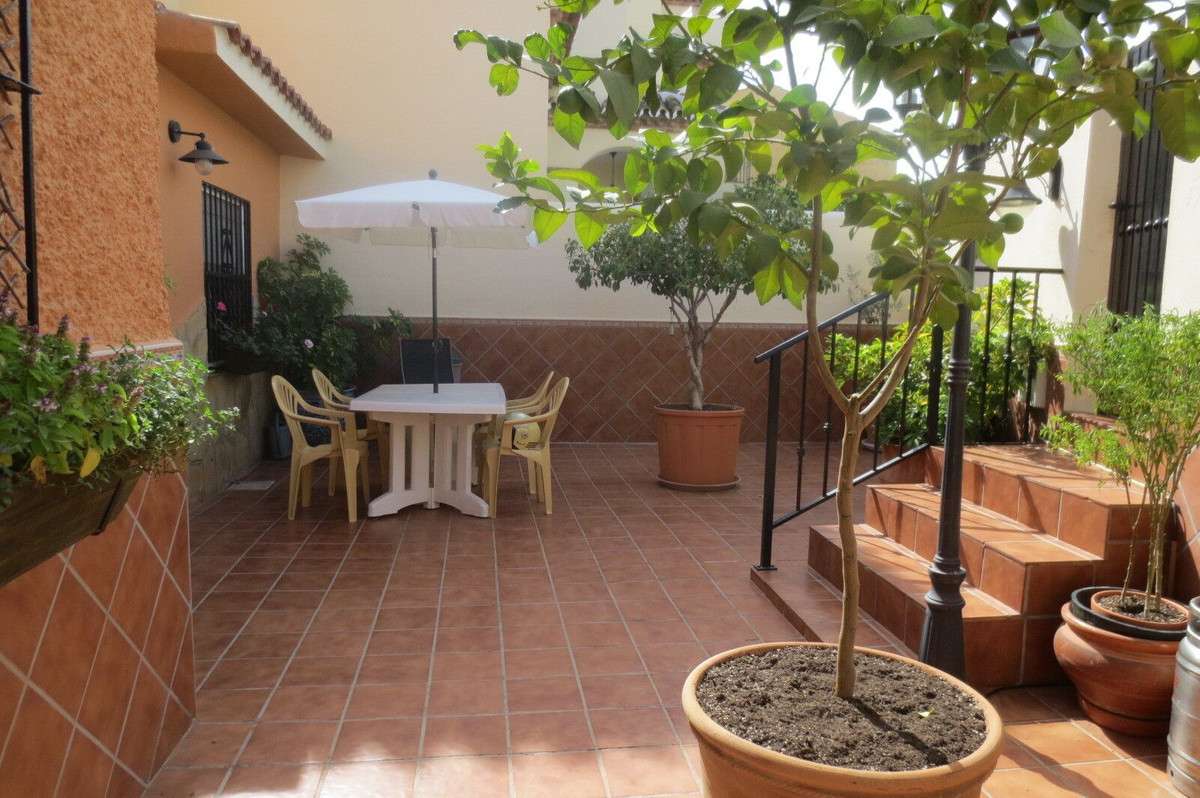 Semi-Detached House of 4 bedrooms in El Coto