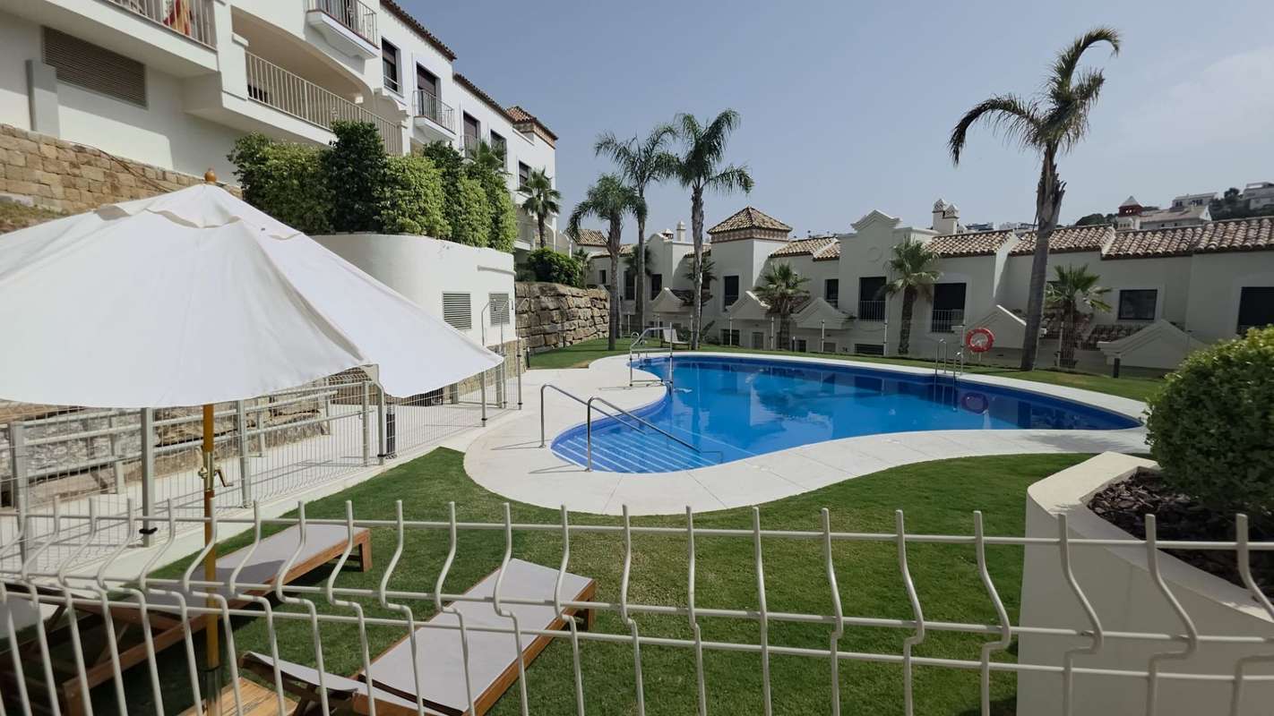 Townhouse in a private residential complex, close to the golf course and the beach in Estepona.