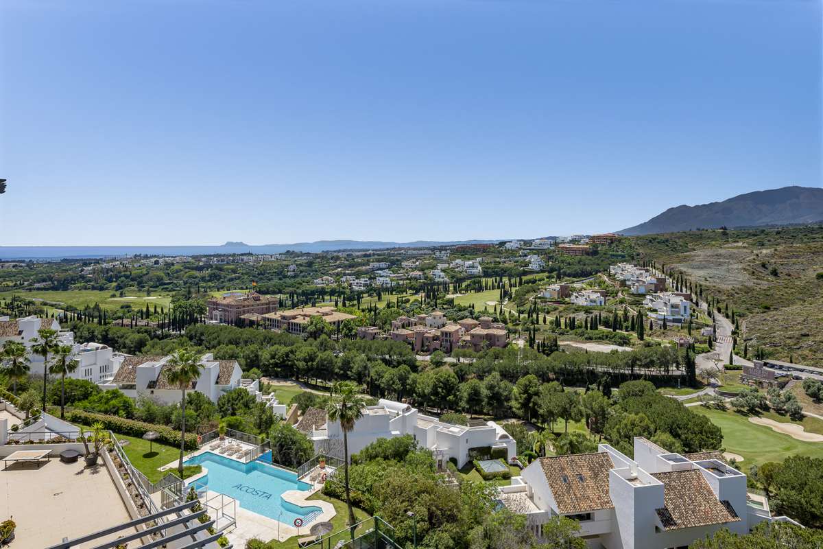 Penthouse with sea view in Benahavís