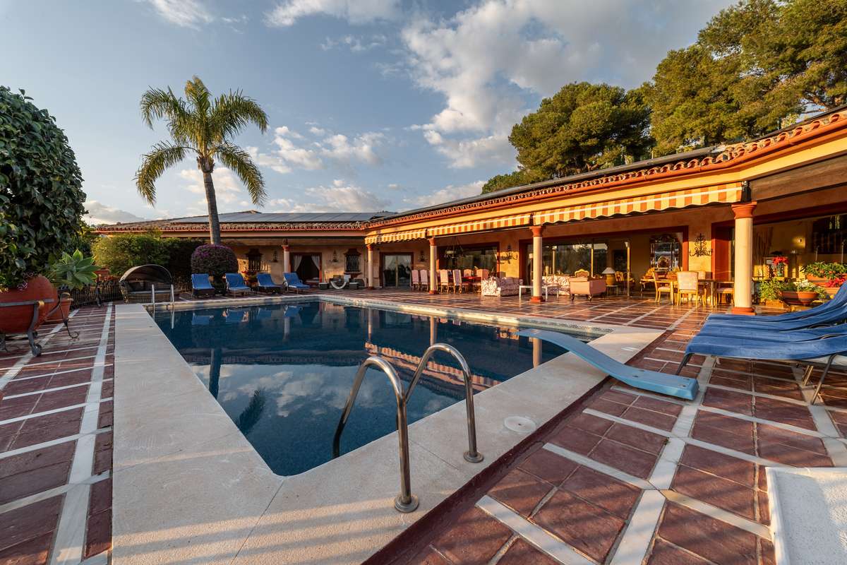 Detached Villa of 9 bedrooms
