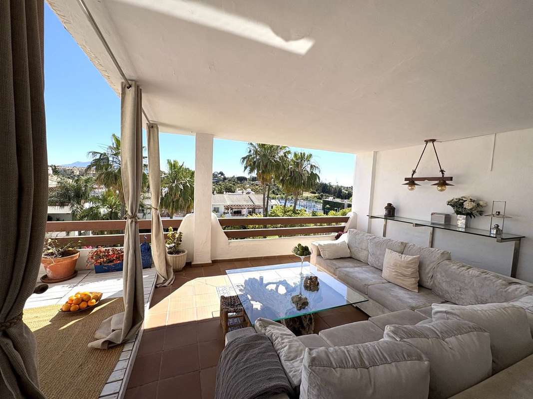 Apartamento con terraza en Estepona
