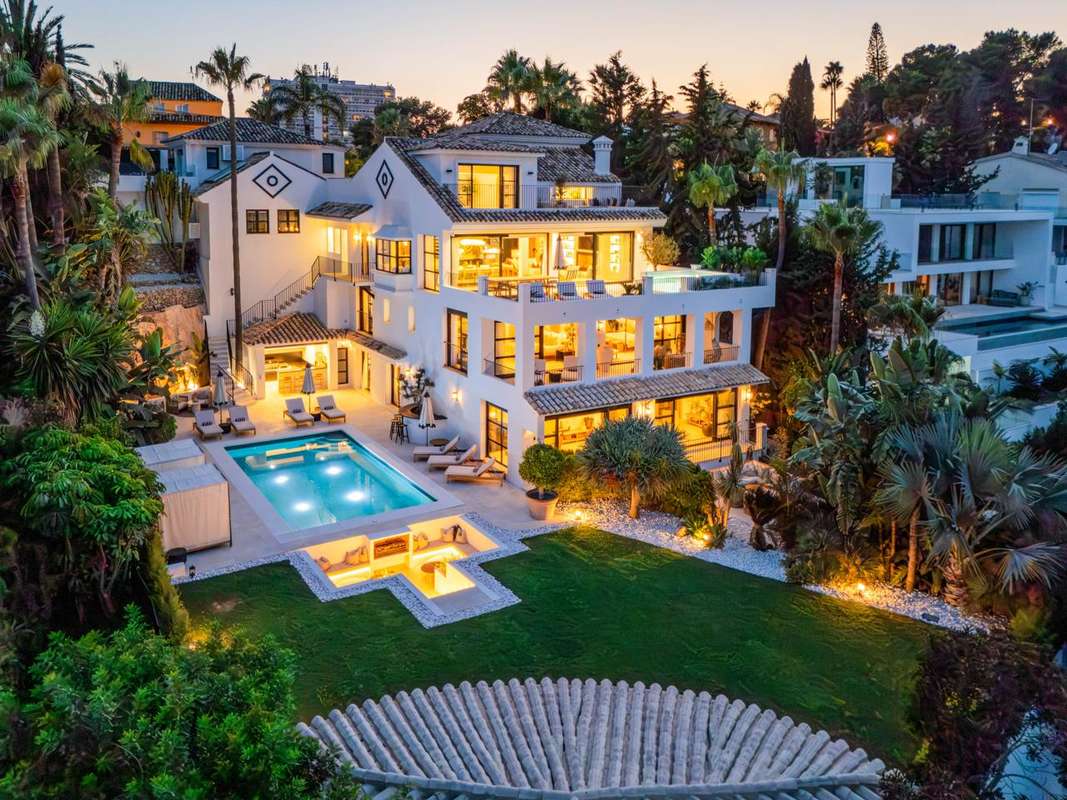 Detached Villa of 6 bedrooms