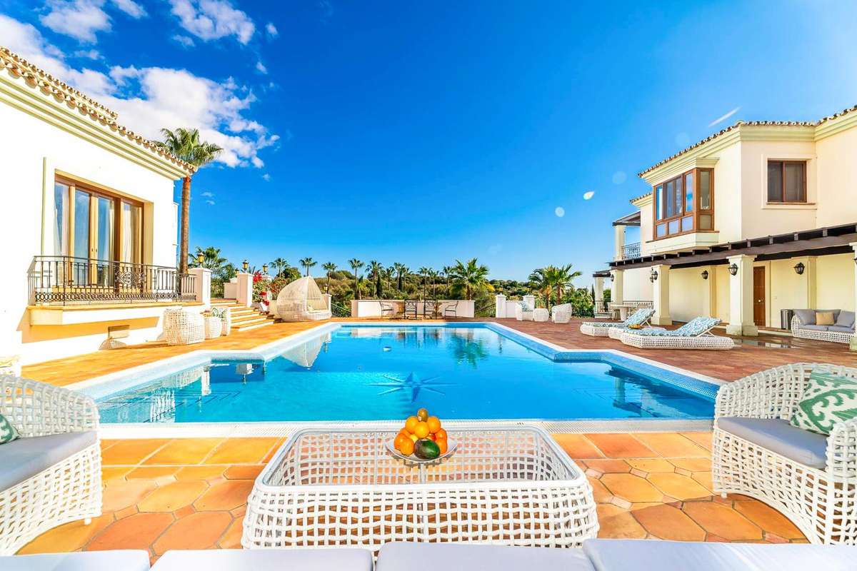 Detached Villa of 16 bedrooms